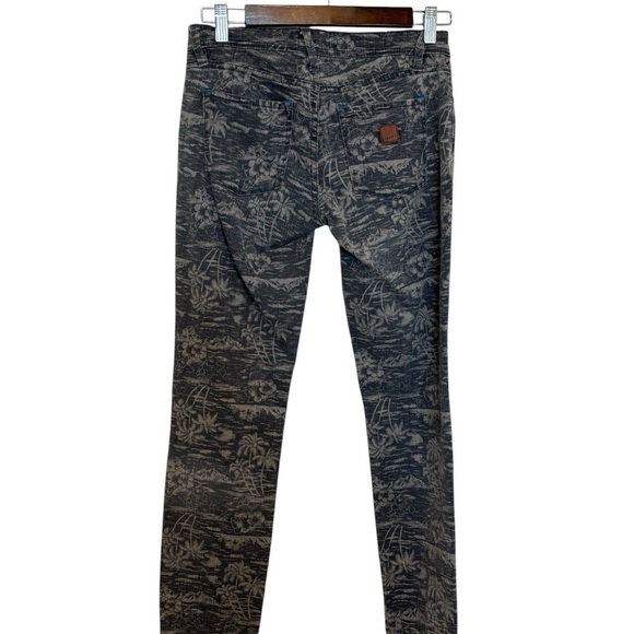 2/$30 Roxy Women’s Denim Gray Floral Patterned Jeans Size 26 - Picture 6 of 6